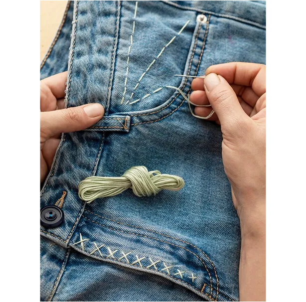 Nahaufnahme einer Stickerei auf Denim