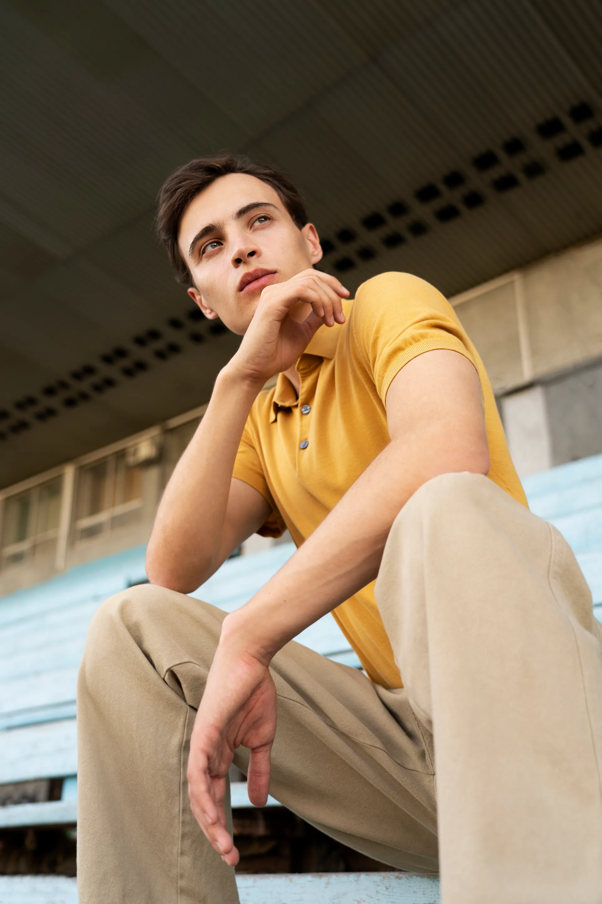 Polo dorata abbinata a pantaloni chiari